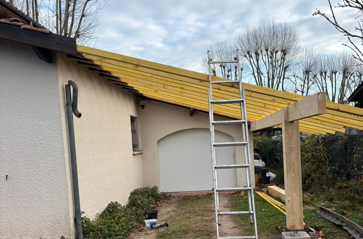 Chantier de charpente bois en cours sur une extension de maison, pose des pannes par un charpentier à Bergerac — illustration isolation des combles en Dordogne