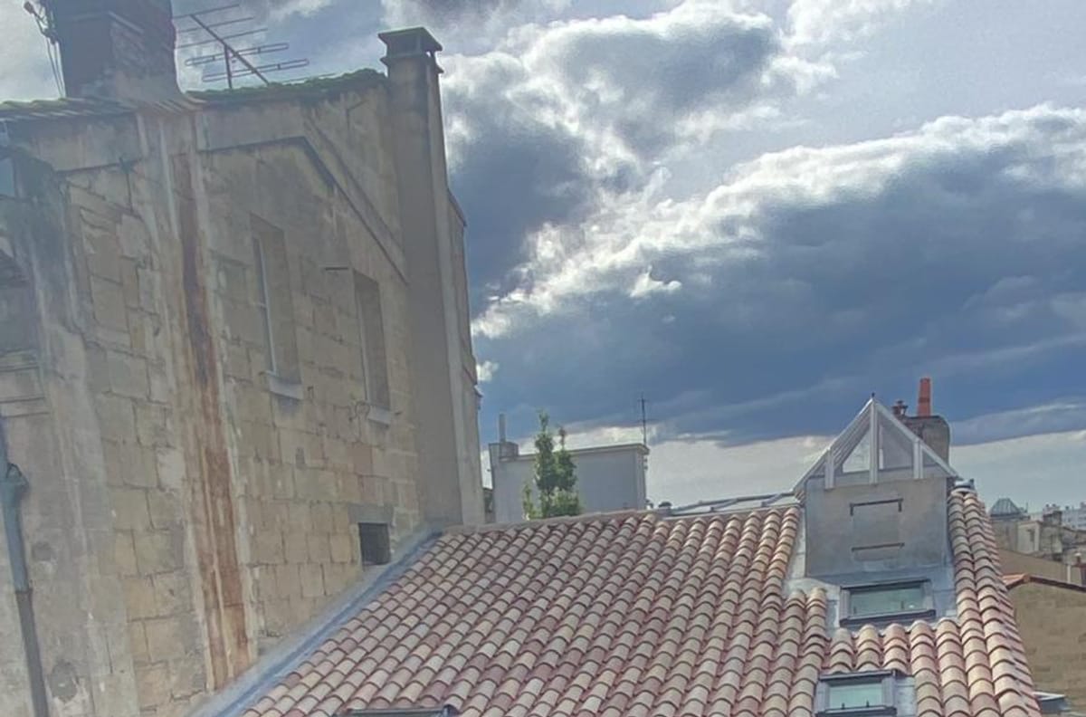 Toiture d'immeuble en tuiles canal avec lucarne, faîtage et terrasson en zinc, couverture par un couvreur à Périgueux