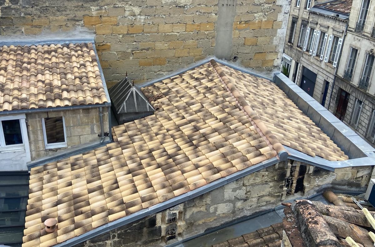 Vue de toitures d'immeubles en tuiles canal avec noues en zinc en centre-ville, couverture par un couvreur à Périgueux — couverture Périgueux et alentour